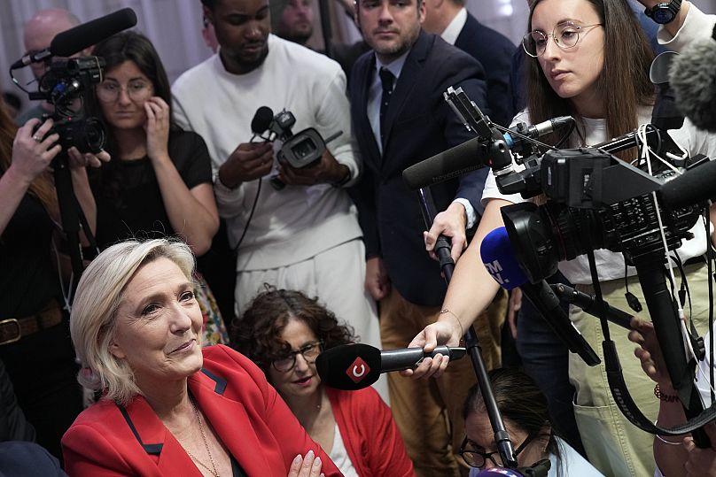 Marine Le Pen, szefowa skrajnie prawicowej RN, ma nadzieję, że na wyborach odniesie korzyści