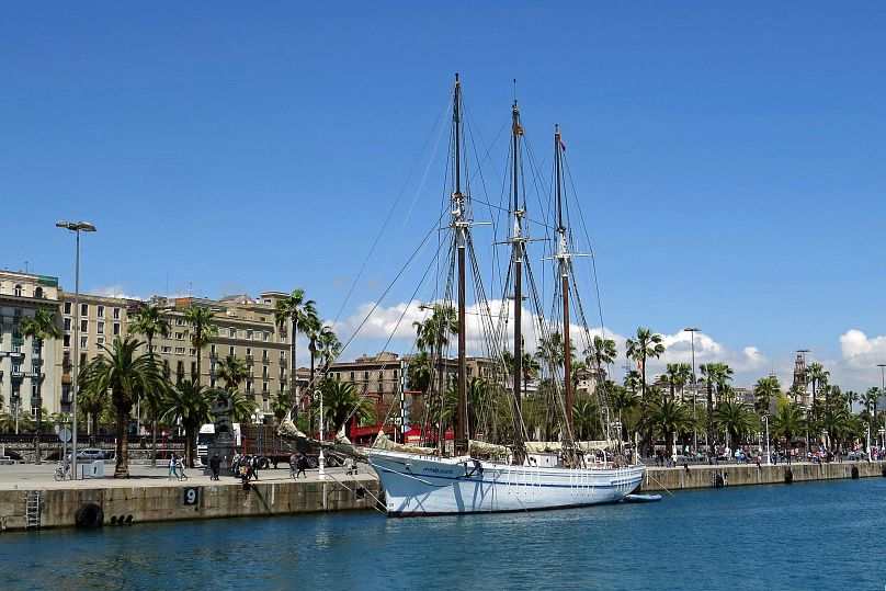 Łódź zacumowana w Port de Barcelona w Hiszpanii.