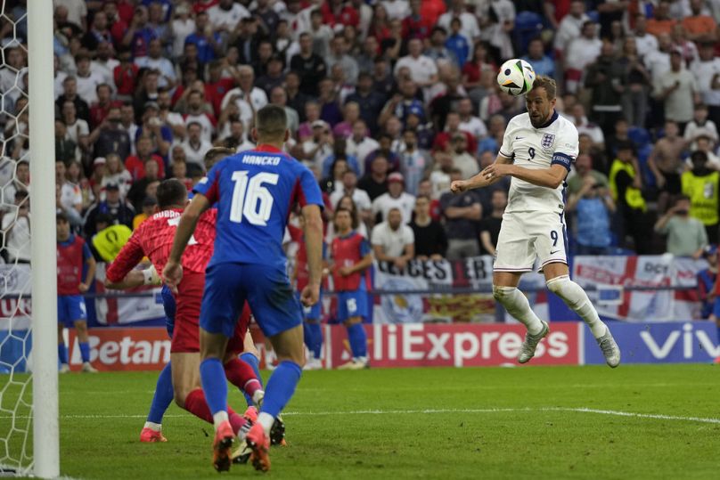 Harry Kane strzela gola na 2-1 dla Anglii