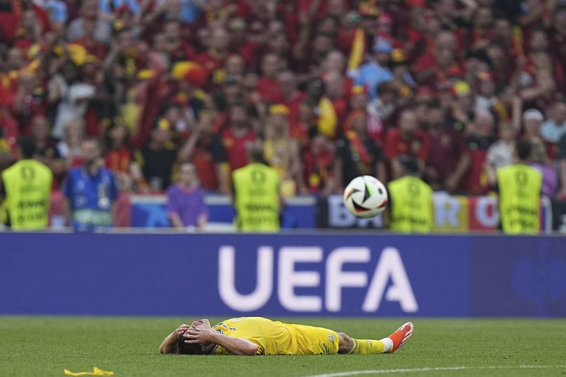 Ukraiński Ołeksandr Tymczyk leży na ziemi po meczu grupy E pomiędzy Ukrainą i Belgią na Euro 2024