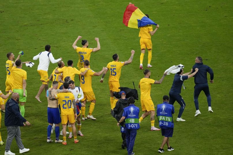 Rumuńscy piłkarze świętują pierwsze miejsce w Grupie E na Euro 2024