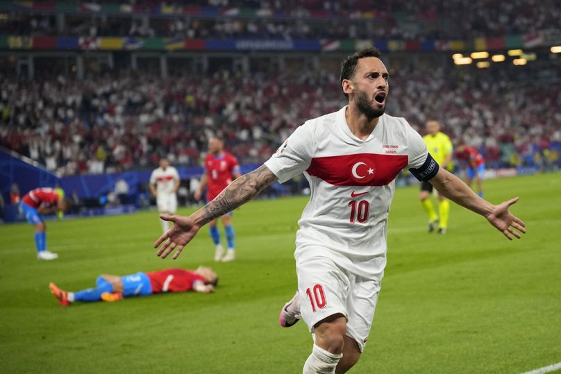Hakan Çalhanoğlu z Turcji otwiera wynik meczu Turcji z Czechami