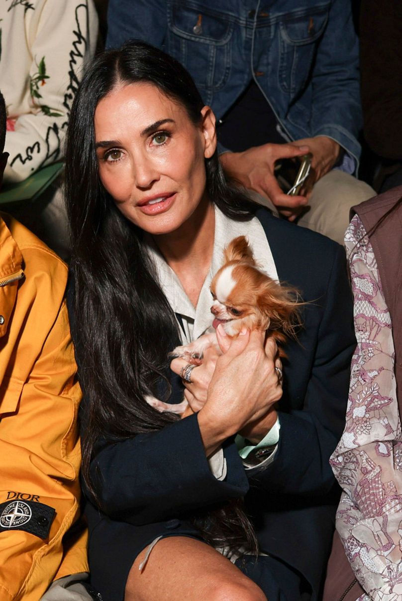 Demi Moore pozuje z psem na pokazie kolekcji Dior Wiosna Lato 2025 w Paryżu. 