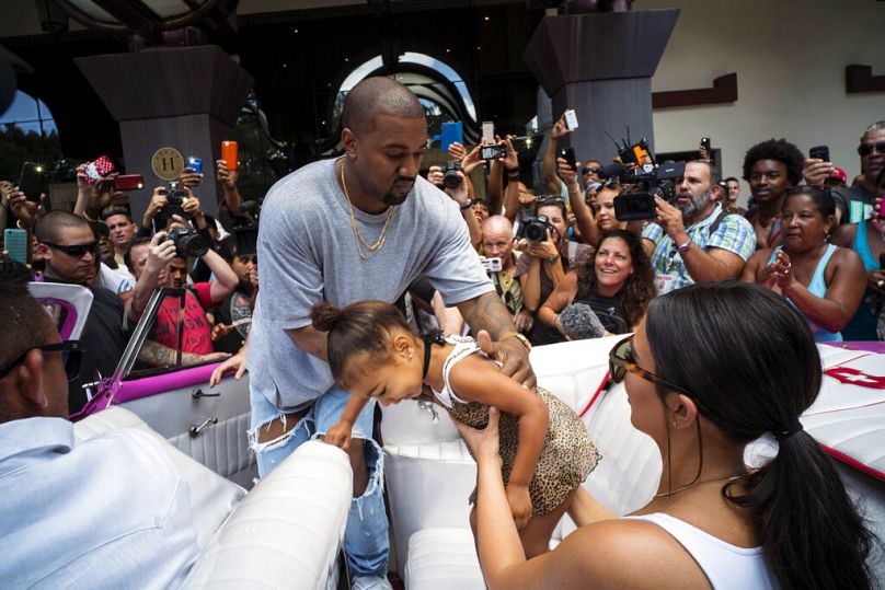 Kim Kardashian odbiera córkę North West od Kanye Westa, gdy wsiadają do klasycznego amerykańskiego samochodu w Hawanie na Kubie, 5 maja 2016 r.