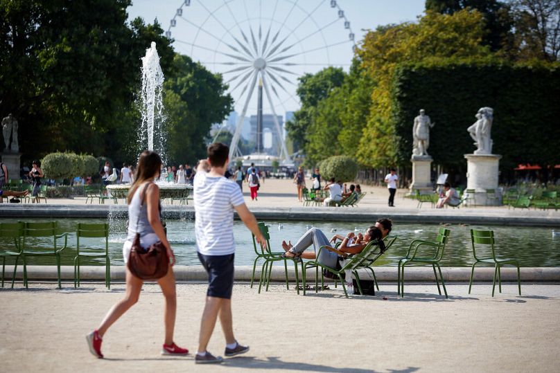 Ludzie spacerują po kultowych ogrodach Tuileries w Paryżu