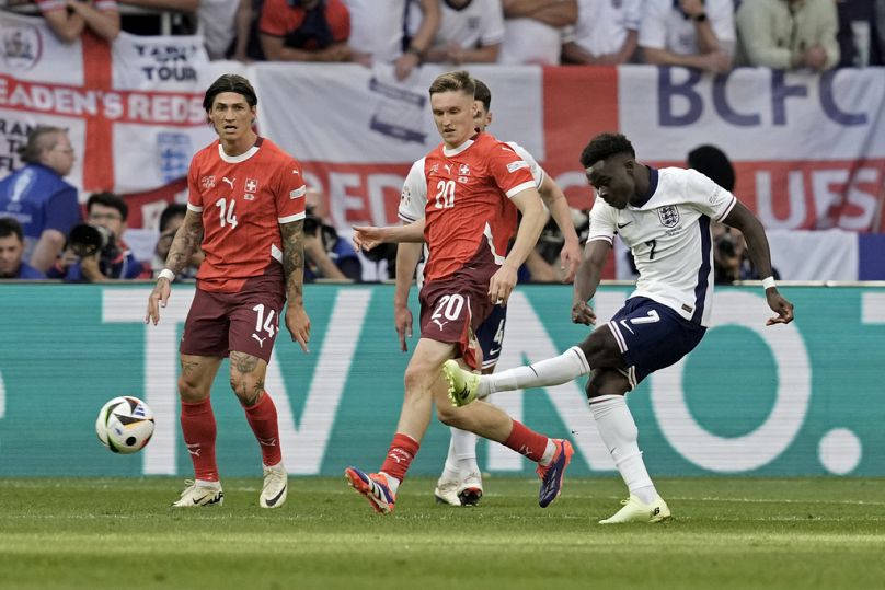 Anglik Bukayo Saka (po prawej) strzela gola dla swojej drużyny, otwierając tym samym mecz ćwierćfinałowy pomiędzy Anglią a Szwajcarią na Euro 2024