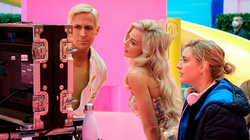 (Od lewej do prawej) Ryan Gosling, Margot Robbie i Greta Gerwig na planie filmu „Barbie”