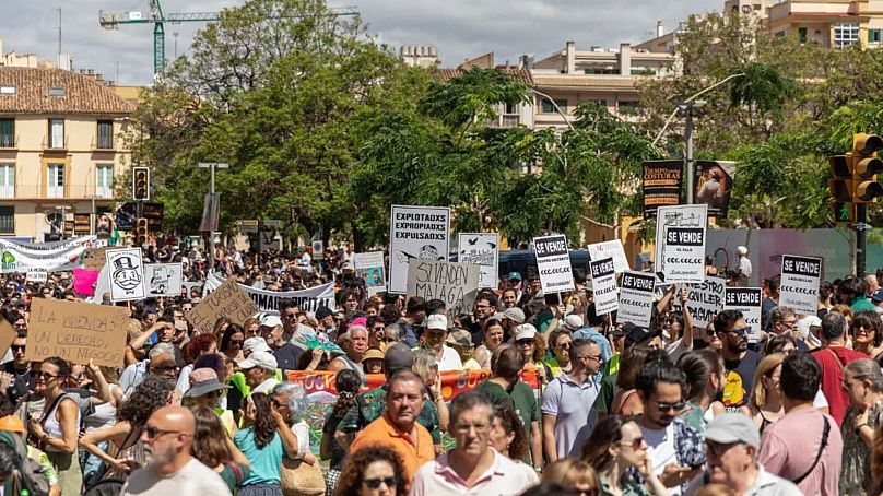 Protestujący protestują przeciwko masowej turystyce w Maladze, 29 lipca 2024 r.