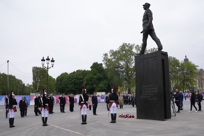 Prezydent Francji Emmanuel Macron (środek po prawej) bierze udział w uroczystościach upamiętniających 79. rocznicę Dnia Zwycięstwa przy pomniku generała de Gaulle’a w środę 8 maja 2024 r.