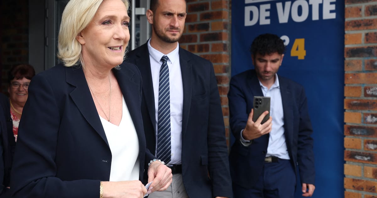 Wybory we Francji: nazistowskie stroje i rasistowskie komentarze dręczą kampanię Le Pen