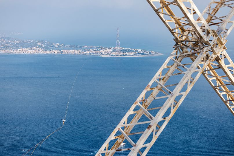 Przeprawa z kontynentalnej części Włoch na Sycylię ma długość ponad 3,5 kilometra