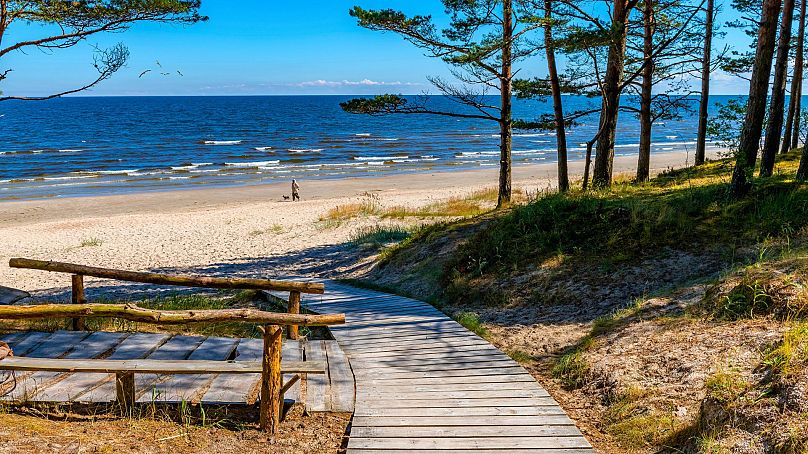 Jurmała jest popularna wśród plażowiczów na Łotwie.