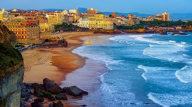 Biarritz we Francji oferuje idealne połączenie plaży i miasta.