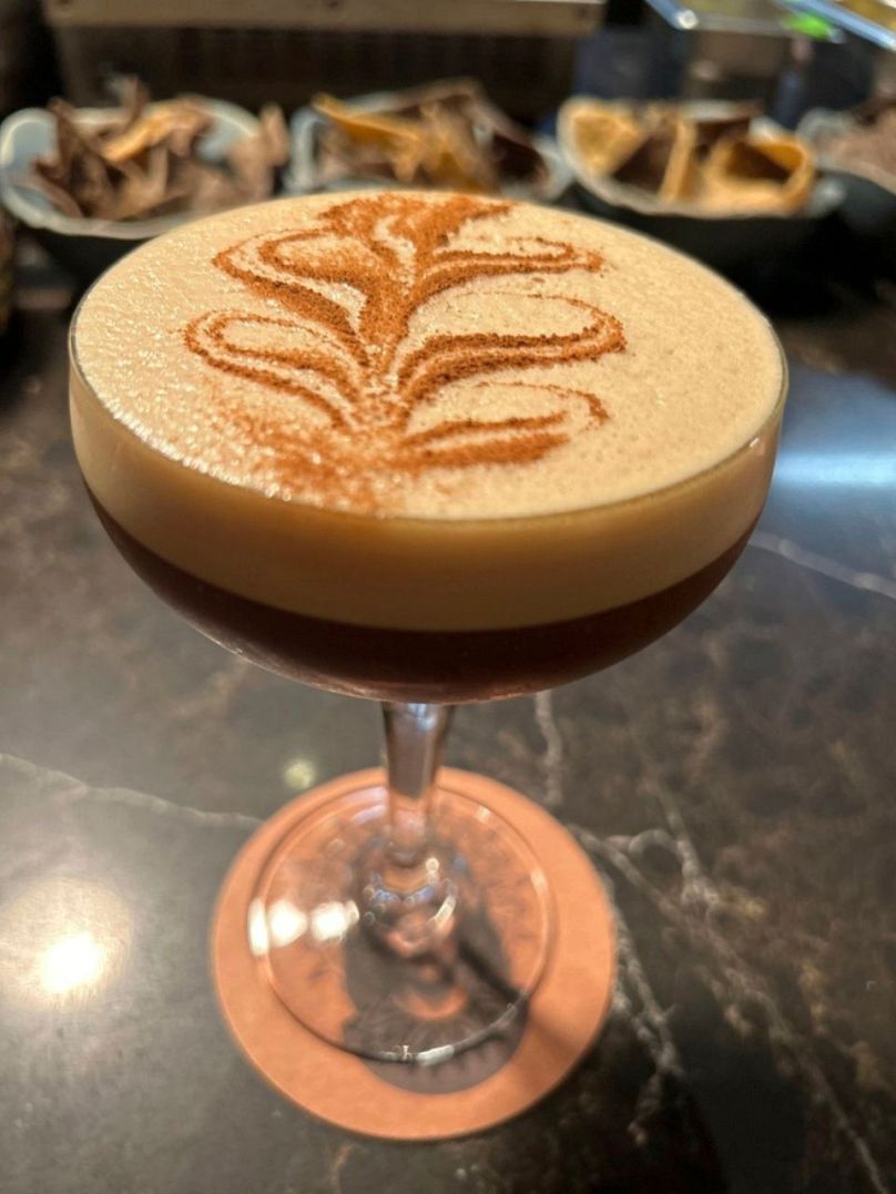 Koktajl Mezcal Espresso Martini z El Bar de Cavita w Londynie. 