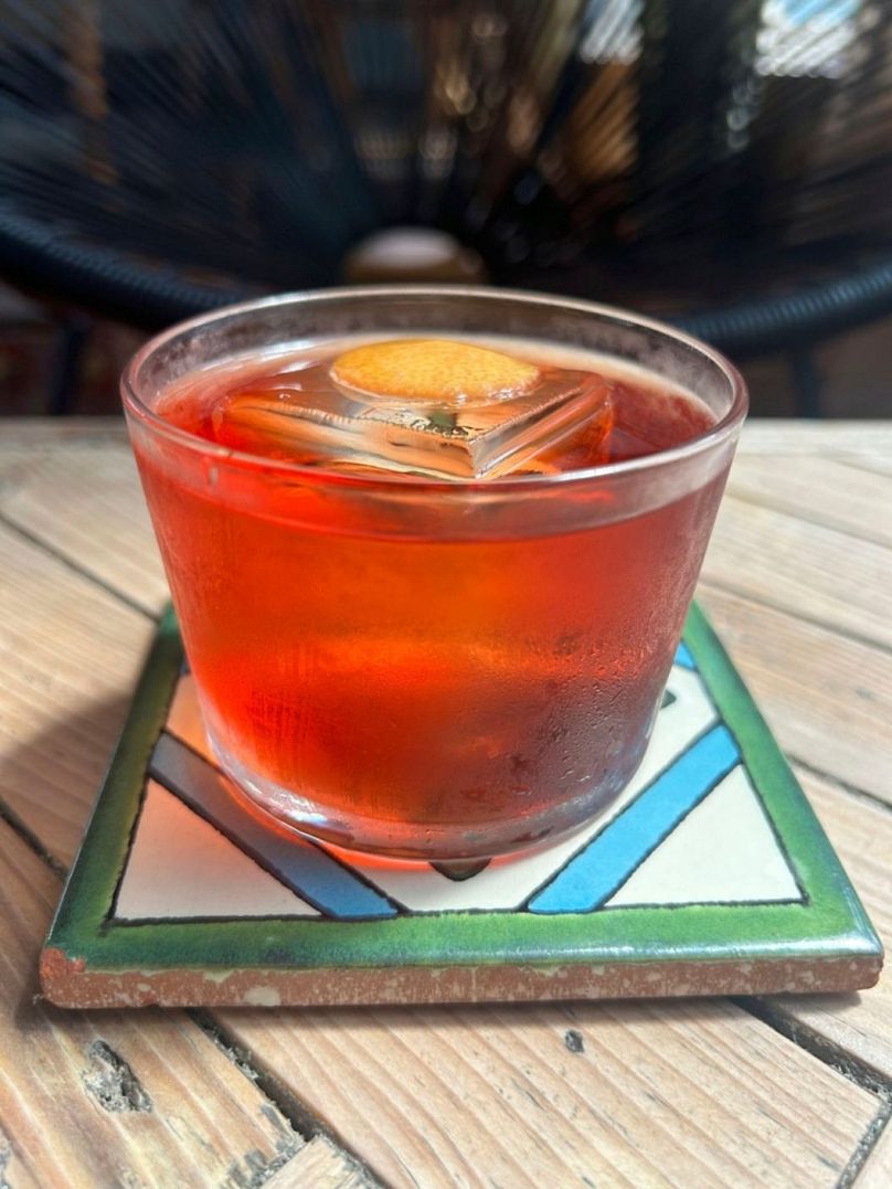 Koktajl Mezcal Negroni z Hacha Brixton w Londynie. 