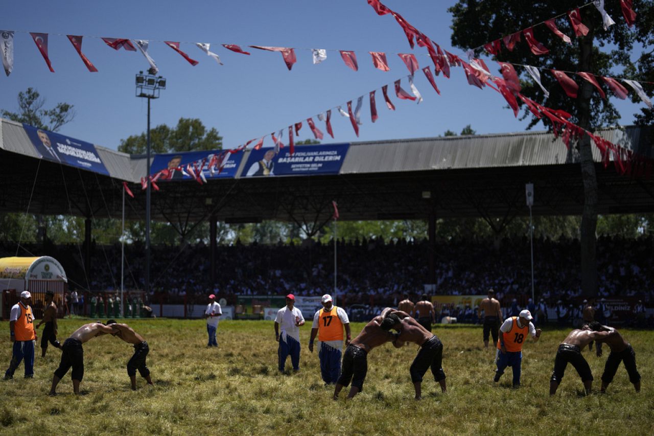 Zapaśnicy rywalizują podczas 663. corocznych Mistrzostw Historycznego Kirkpinar Oil Wrestling