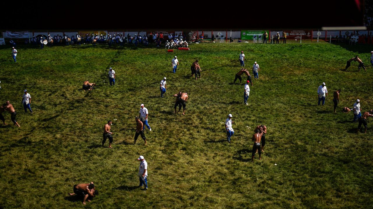 Zapaśnicy rywalizują podczas 663. corocznych Mistrzostw Historycznych Kirkpinar Oil Wrestling w Edirne, w północno-zachodniej Turcji.