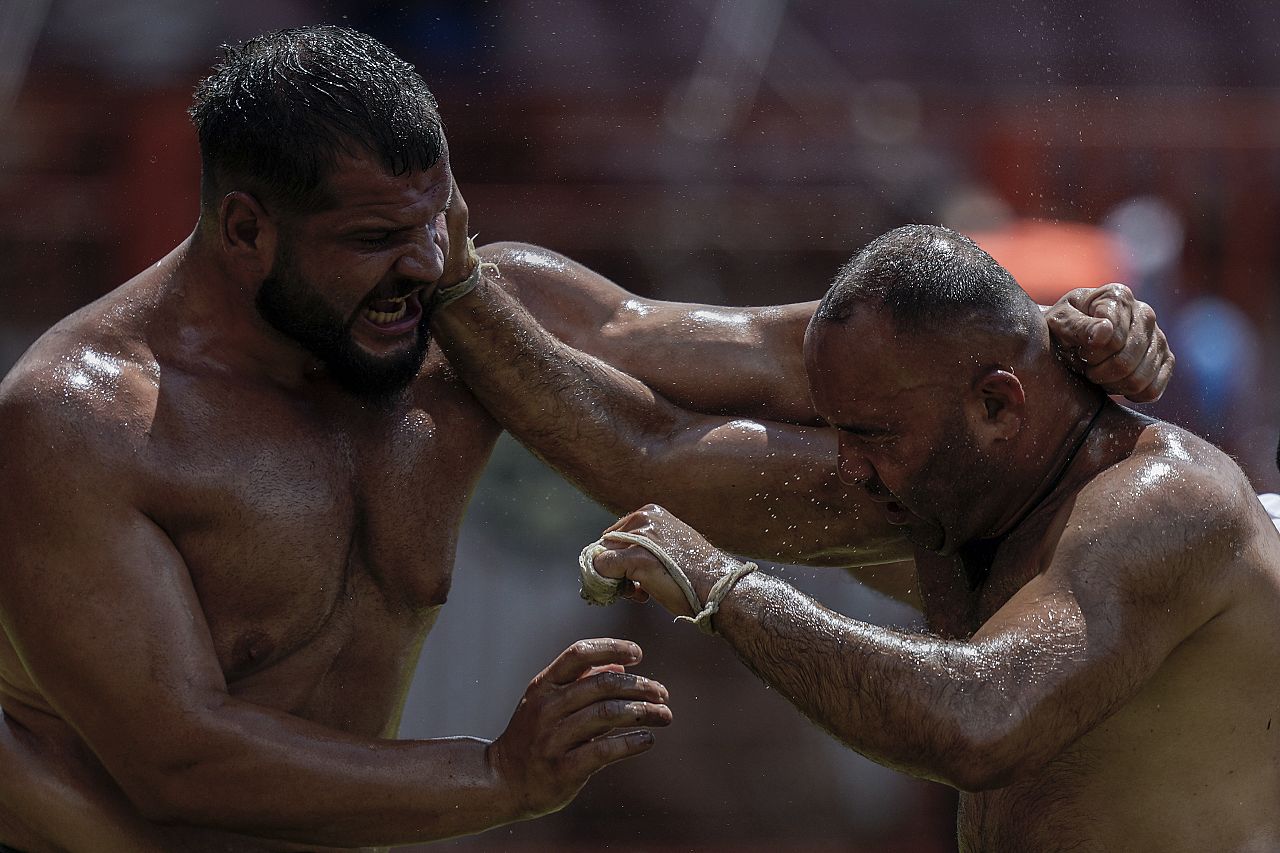 Zapaśnicy rywalizują podczas 663. corocznych Mistrzostw Historycznego Kirkpinar Oil Wrestling