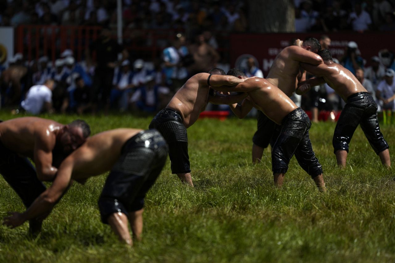 Zapaśnicy walczą podczas 663. corocznych Mistrzostw Historycznego Kirkpinar Oil Wrestling