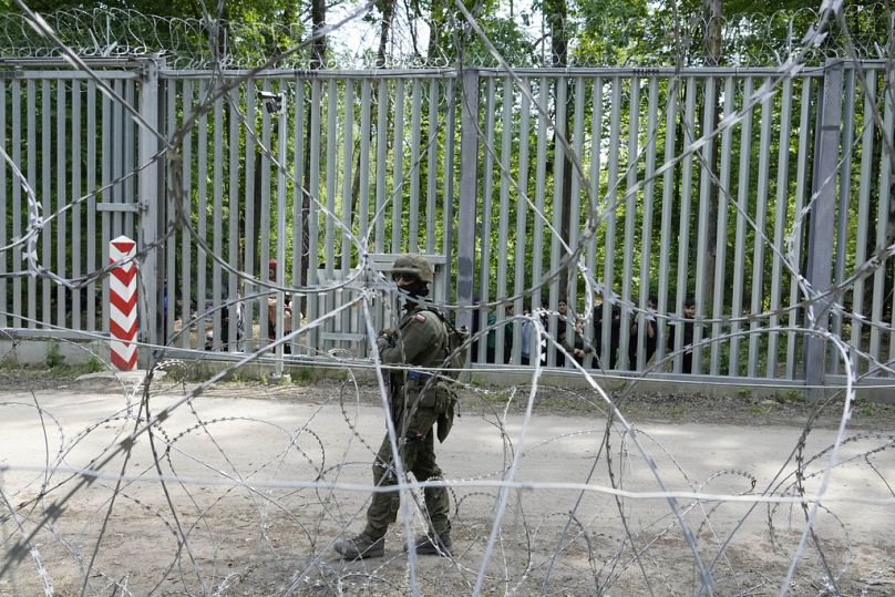 Polski żołnierz patroluje granicę z Białorusią w Puszczy Białowieskiej, maj 2024 r.