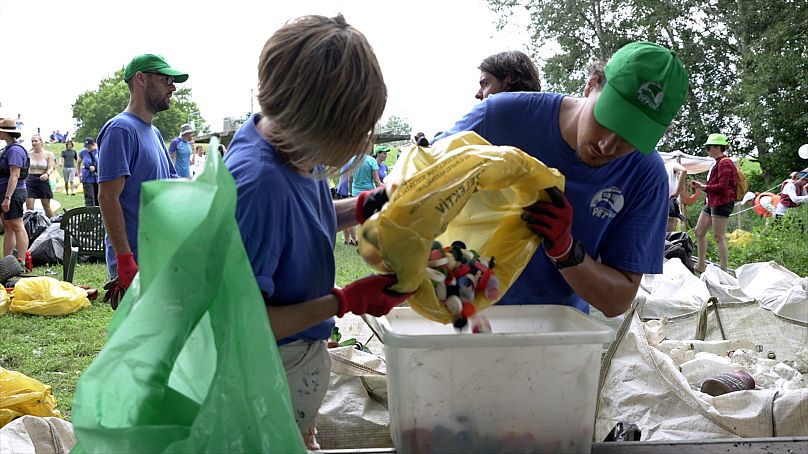 Po usunięciu plastiku z rzeki jest on sortowany i przekazywany do recyklingu