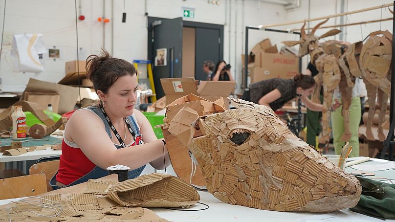 Studentka Faith Duffy pracuje nad tekturową głową kudu w Wimbledon College of Arts w Londynie