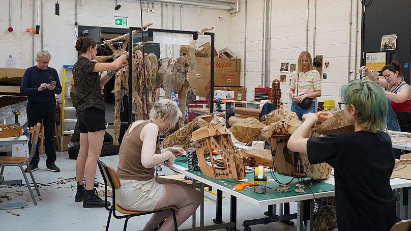 Różni studenci pracują nad tworzeniem kukiełek zwierzęcych na potrzeby projektu The Herds w Wimbledon College of Arts w Londynie