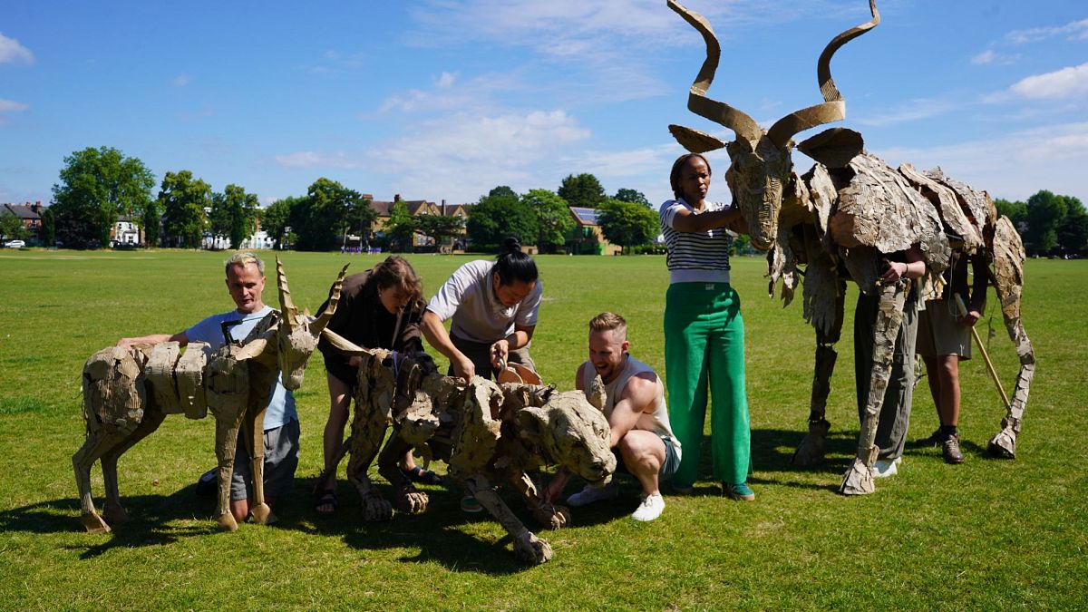 „Stada”: projekt artystyczny składający się z kukiełek zwierzęcych ma przemierzyć 20 000 km na całym świecie