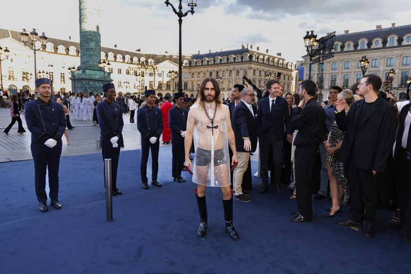 Jared Leto pozuje dla fotografów po przybyciu na galę Vogue World 23 czerwca 2024 r. w Paryżu.