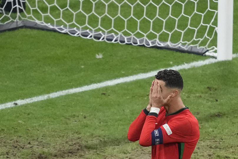 Cristiano Ronaldo z Portugalii reaguje po zmarnowanej szansie na zdobycie gola przeciwko Słowenii podczas meczu 1/8 finału pomiędzy Portugalią a Słowenią 