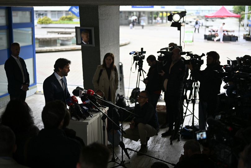 Wicepremier i minister obrony Słowacji Robert Kalinak przemawia podczas konferencji prasowej przed Szpitalem Uniwersyteckim FD Roosevelta, 17 maja 2024 r.