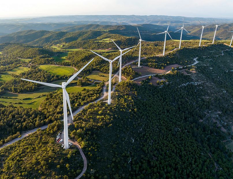 Widok z lotu ptaka na turbiny wiatrowe w parku eolicznym, Katalonia, Hiszpania