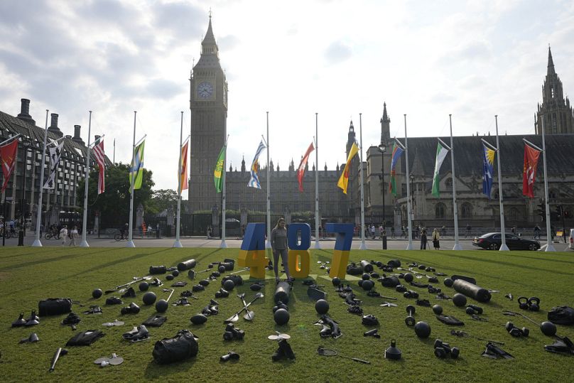 Była ukraińska wrestlerka Roksana Rakhra patrzy na wystawę zorganizowaną przez rząd Wielkiej Brytanii na Parliament Square w Londynie, środa, 24 lipca 2024 r.