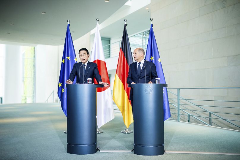 Premier Japonii Fumio Kishida i kanclerz Niemiec Olaf Scholz ściskają sobie dłonie podczas spotkania w Kancelarii Federalnej w Berlinie, 12 lipca 2024 r.