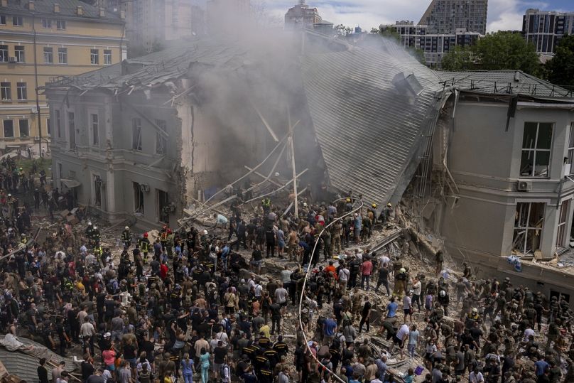 Ratownicy medyczni reagują na doniesienia o ataku rosyjskimi rakietami na dziecięcy szpital Ochmatdyt w Kijowie na Ukrainie, poniedziałek, 8 lipca 2024 r.