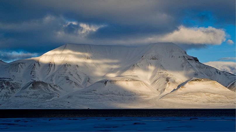 Widok na góry na archipelagu Svalbard w arktycznym regionie Norwegii, gdzie zabronione jest stosowanie ciężkiego oleju opałowego.