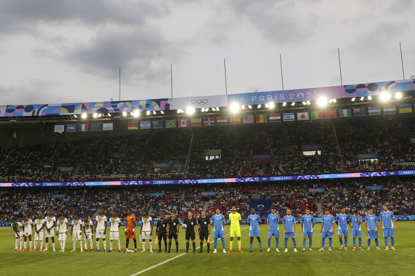 Składy reprezentacji Izraela i Mali przed meczem piłki nożnej mężczyzn na paryskim Parc des Princes