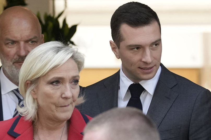 Prezydent skrajnie prawicowej partii National Rally Jordan Bardella, po prawej, wychodzi z przywódczynią skrajnej prawicy Marine Le Pen po konferencji prasowej w poniedziałek 24 czerwca 2024 r. w Paryżu.