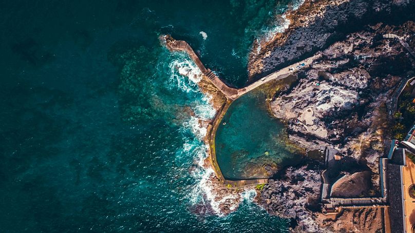 Teneryfa jest znana ze swoich wyjątkowych plaż i surowych krajobrazów 