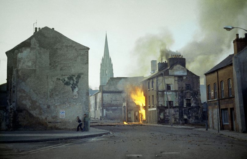 PLIK - Budynek płonie w Londonderry/Derry w Irlandii Północnej w następstwie Krwawej Niedzieli, jednego z najbardziej znanych wydarzeń w okresie zamieszek, w lutym 1972 r.