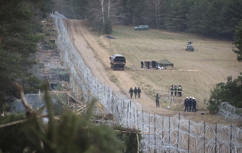 Ogólny widok opuszczonego obozu migrantów w pobliżu punktu kontrolnego "Kuźnica" na granicy polsko-białoruskiej w pobliżu Grodna na Białorusi, 18 listopada 2021 r. 