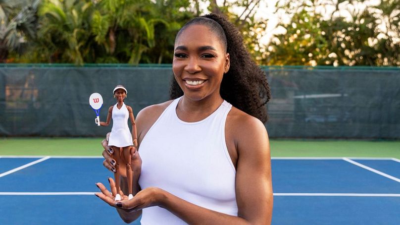 Venus Williams trzymająca lalkę Barbie Venus Williams w Portoryko