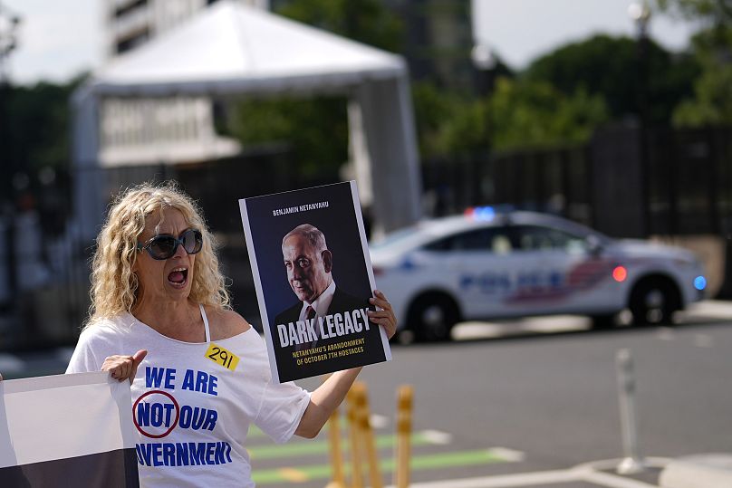 Protestujący skanduje hasła w pobliżu hotelu Watergate w Waszyngtonie. 