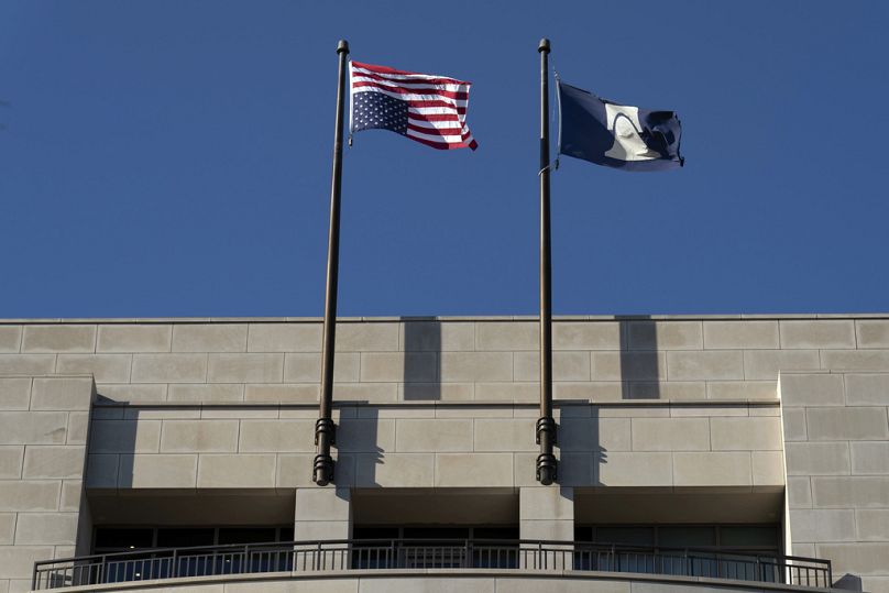 Nad biurami Heritage Foundation powiewa odwrócona flaga USA.