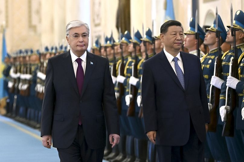 Prezydent Kasym-Żomart Tokajew (po lewej) i prezydent Chin Xi Jinping biorą udział w oficjalnej ceremonii powitalnej w pałacu w Astanie w Kazachstanie, w środę 3 lipca 2024 r.