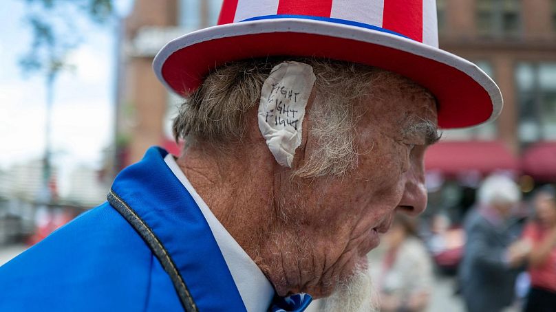 Zwolennik Trumpa w Milwaukee z bandażem na uchu i napisem 