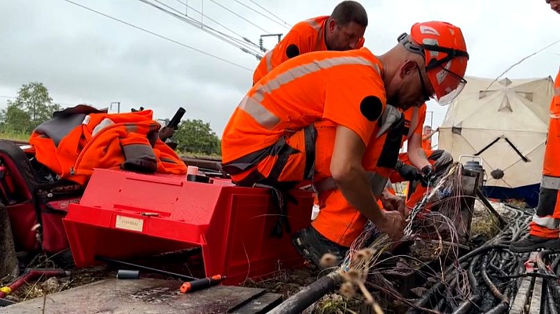 Technicy SNCG pracują nad wymianą okablowania wzdłuż linii kolejowej w Courtalain, 26 lipca 2024 r.