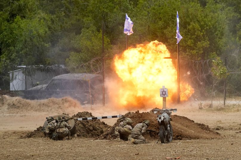 Bojownicy libańskiej organizacji terrorystycznej Hezbollah przeprowadzają ćwiczenia szkoleniowe we wsi Aaramta w dystrykcie Dżizan w południowym Libanie, w niedzielę 21 maja 2023 r.