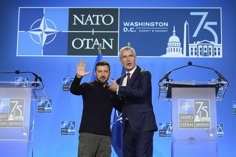 Prezydent Ukrainy Wołodymyr Zełenski i Sekretarz Generalny NATO Jens Stoltenberg przemawiają podczas konferencji prasowej na szczycie NATO w Waszyngtonie, czwartek, 11 lipca 2024 r.