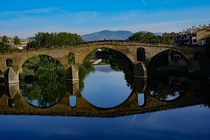 Pielgrzymi przechodzą przez most na jednym z etapów szlaku Camino de Santiago, czyli Drogi św. Jakuba, w Puente La Reina w północnej Hiszpanii.